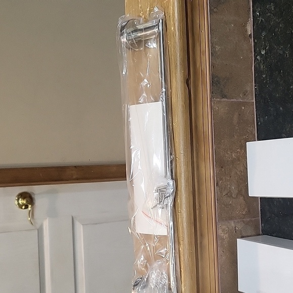 NIB Focus Cresent Suite 18" Towel Bar Pollished Chrome (Have 3 this is for 1) - Picture 5 of 8